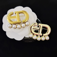 Letter brooch with pearl finish, high-quality, elegant, small Chanel-style set pin, clothing collar pin, bag accessory, alloy