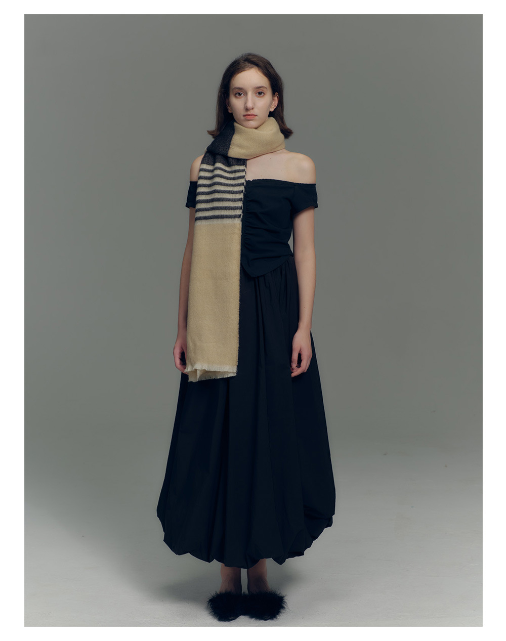 Novo cachecol xadrez feminino em imitação de cashmere com blocos de cores cáqui e nude, com bordas desfiadas, ideal para outono e inverno. Tamanho ampliado._voghion.com