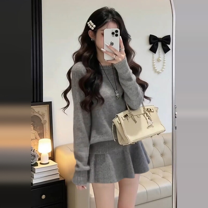 Gray early autumn knit suit dress for women, new French style for winter 2026, extremely stylish and beautiful as a whole set