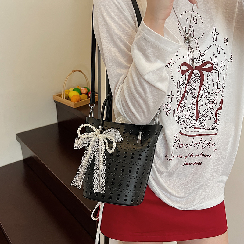 Bolso de cubo de diseño de nicho 2025 nuevo bolso de hombro con agujero hueco bolso de mensajero con lazo de estilo occidental mujer