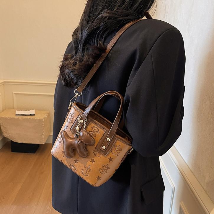 Bolso de mano popular para mujeres 2025 nuevo bolso de cubo de agua de textura casual versátil de alta calidad bolso de hombro