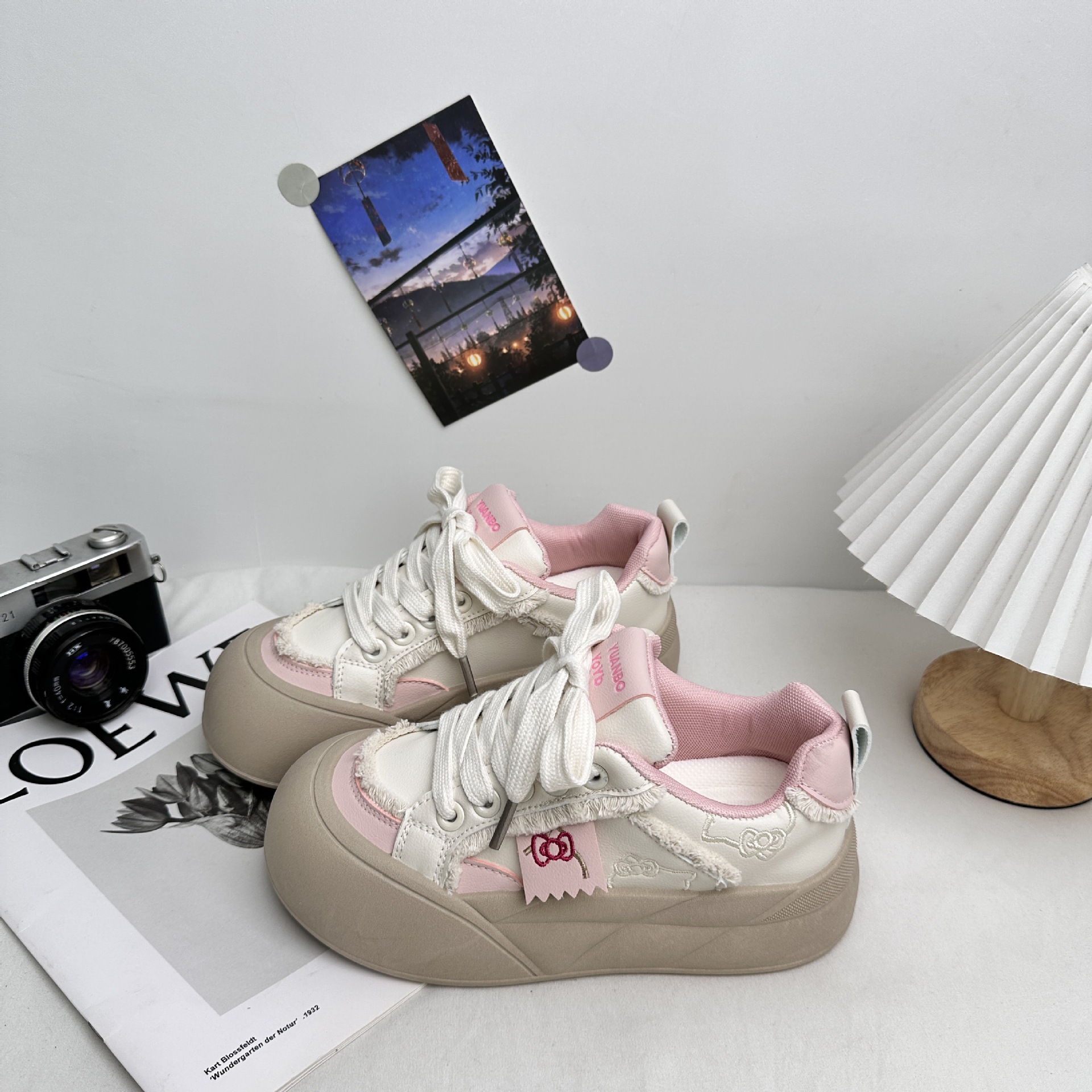 Zapatos de pan de ondas distantes para mujeres en alta tendencia con suela gruesa ligera y suave zapatos de cabeza grande con faldas pequeñas zapatos blancos zapatos de skate