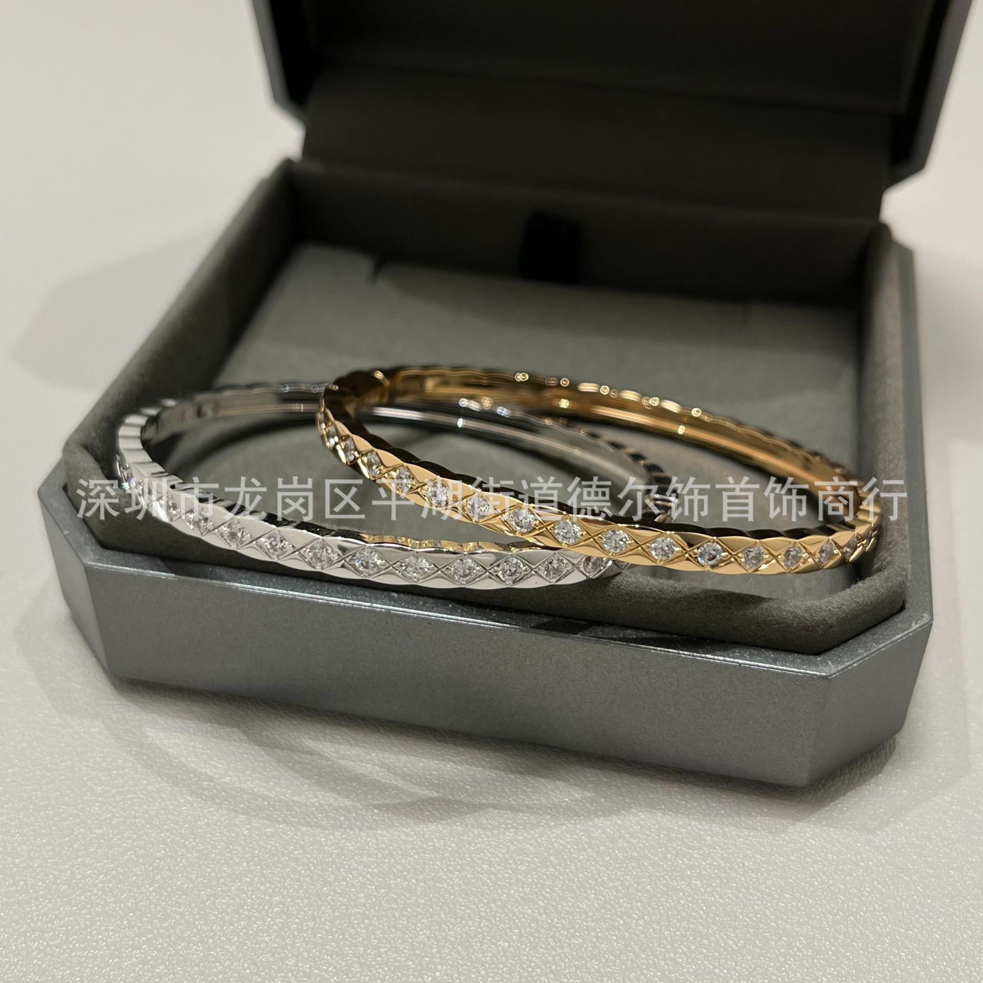 Fashionable bracelet with diamond pattern, jewelry, diamond encrusted, high-quality style, direct factory sales
