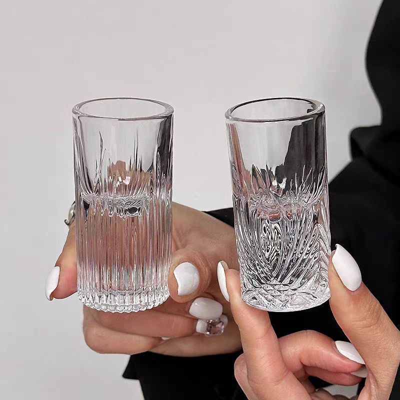 Nuevo ligeramente lujoso relieve de vidrio grueso taza de vino blanco de vino de gemas pequeño hogar un sorbo de vino