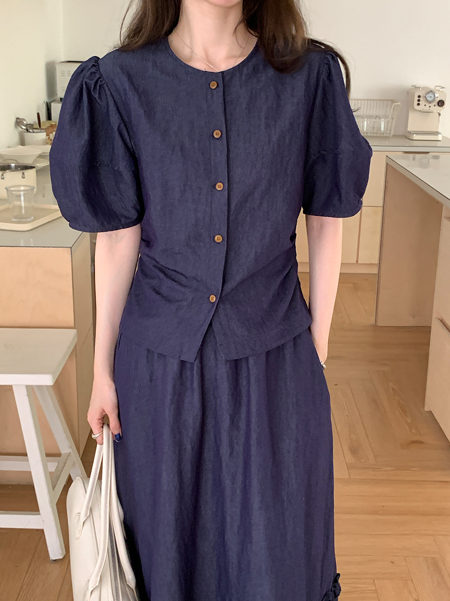 薇服の夏のフランス式丸首泡半袖シャツの上着の白い木の耳元の高い腰の半身のスカートの女性