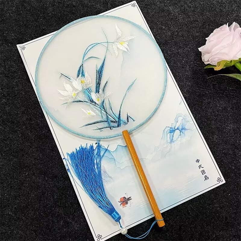 両面のシルクの刺繍の透明な漢服のチャイナドレスは写真を撮ります。|undefined