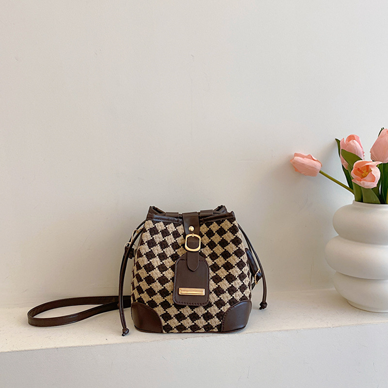 Bolso popular de este año para mujer 2023 Otoño e Invierno retro Rhombus bucket bag Fashion nicho diseño hombro Messenger Bag
