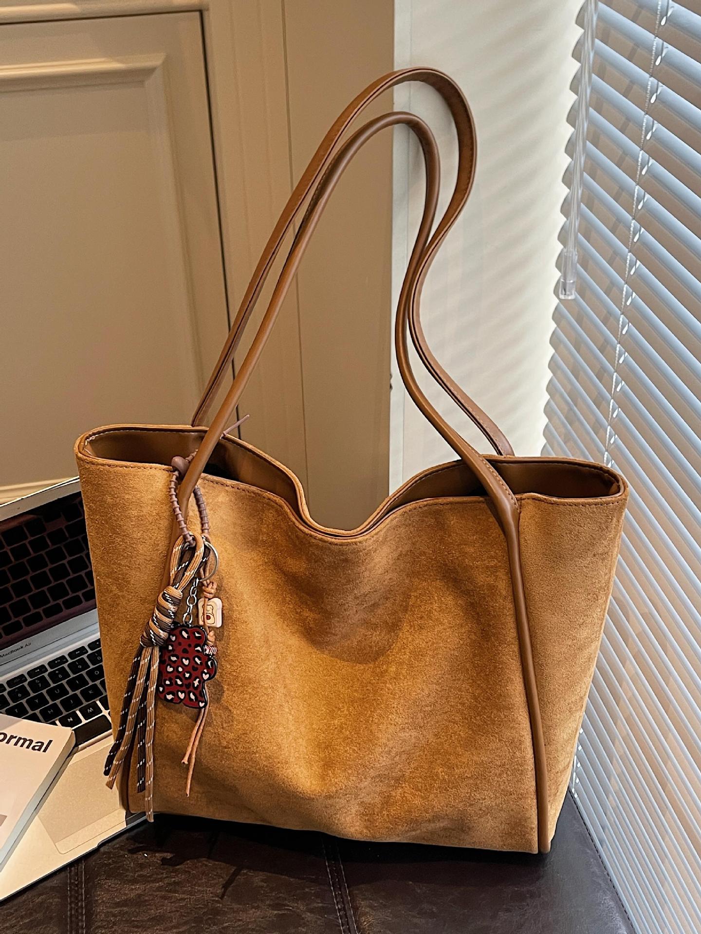 Otoño y invierno súper calientes bolsas de seda de gran capacidad para mujeres 2025 nuevas bolsas de hombro de viaje ocio para la axila