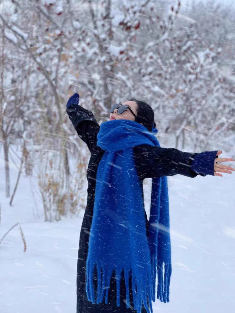 2025 新しいソリッドカラーのスカーフ女性の雰囲気ソフトワックス状暖かい小さなショール冬厚いモヘアカップルスカーフ