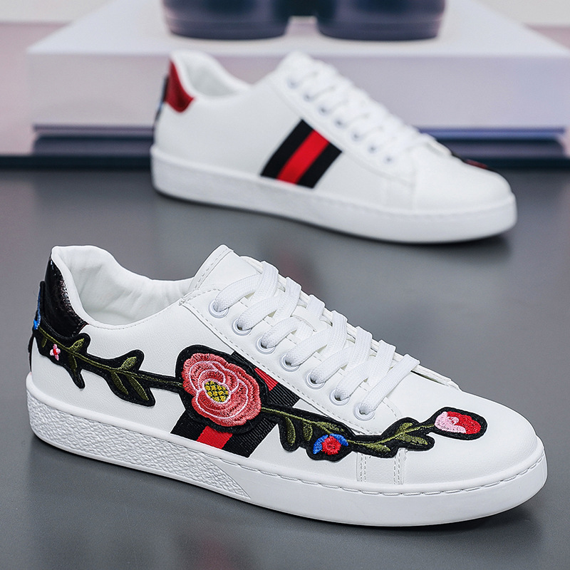 2025 novos tênis casuais masculinos com flores bordadas brancas, sapatos masculinos da moda com espírito social para meninos.