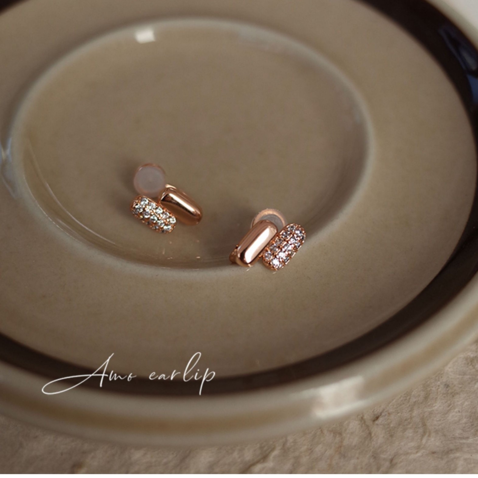 Piccoli orecchini a cerchio con zirconi e perno in argento_voghion.com