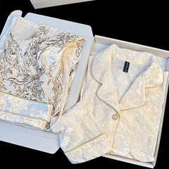 秋冬の新型の金のベルベットのパジャマの女性のスーツの金のドリルの絨毯は家の服を代行して襟の高級感のネットの赤い生放送を折ります。