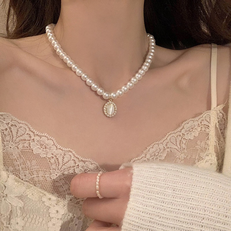 Retro necklace from pearl
