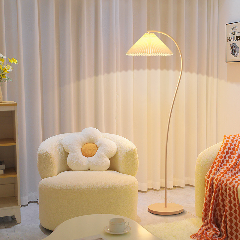Lámpara de pie Vintage Crema retro francesa Sala de estar Dormitorio Lámpara de mesa vertical Lámpara de ambiente plisada de estilo japonés