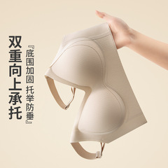 女性がモーデールの固定カップを集めています。
