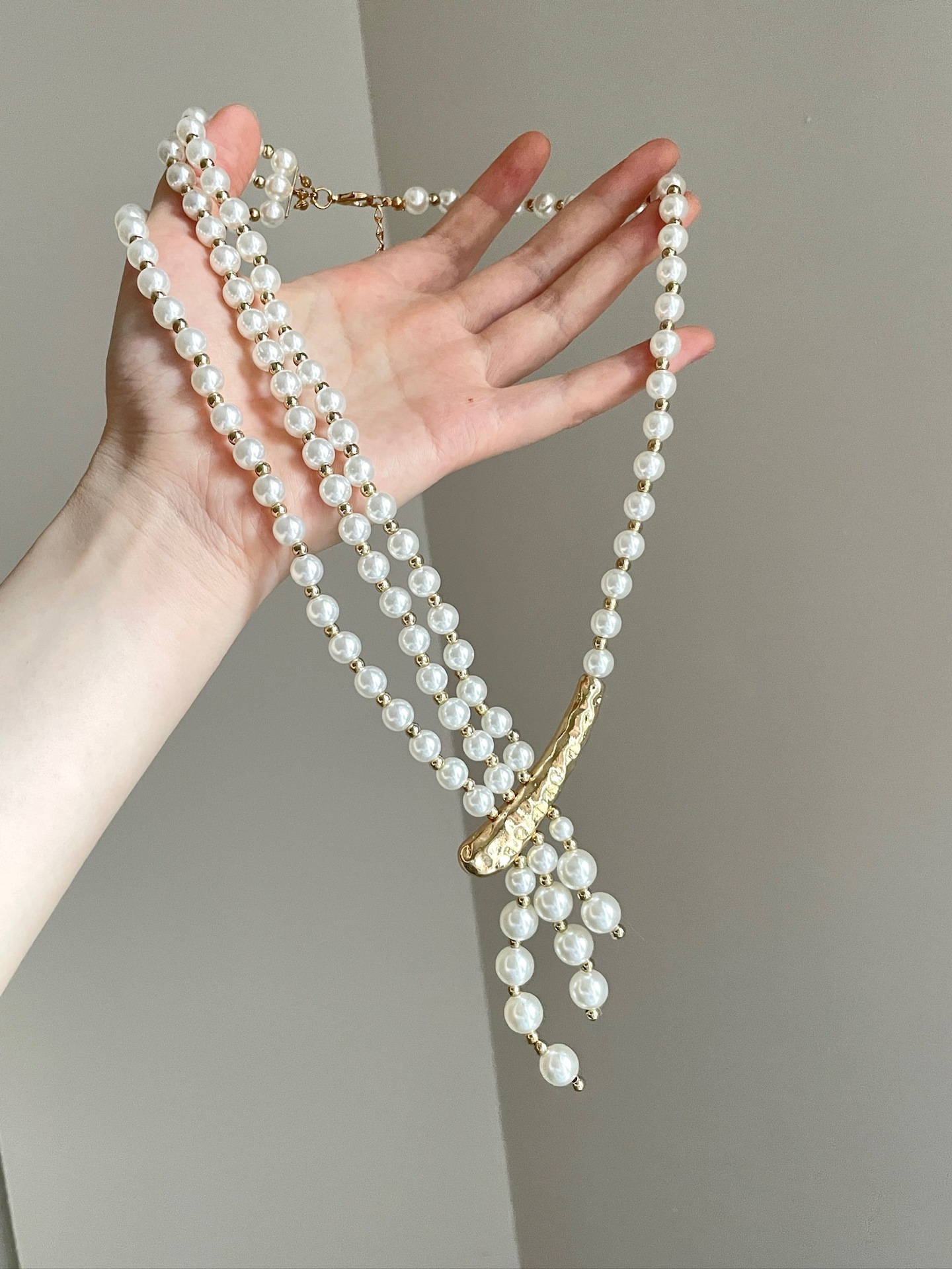 不規則な長いタイプの真珠のネックレスのフランス式の軽い豪華な気質のセーターのチェーンの小さい大衆のシンプルで高級感の項は卸売りの女性を飾ります。