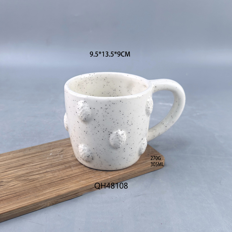 Cerámica creativa en relieve fresas puntos de pulverización tazas de alto valor facial inswind cerámica tazas hechas a mano artesanías de cerámica