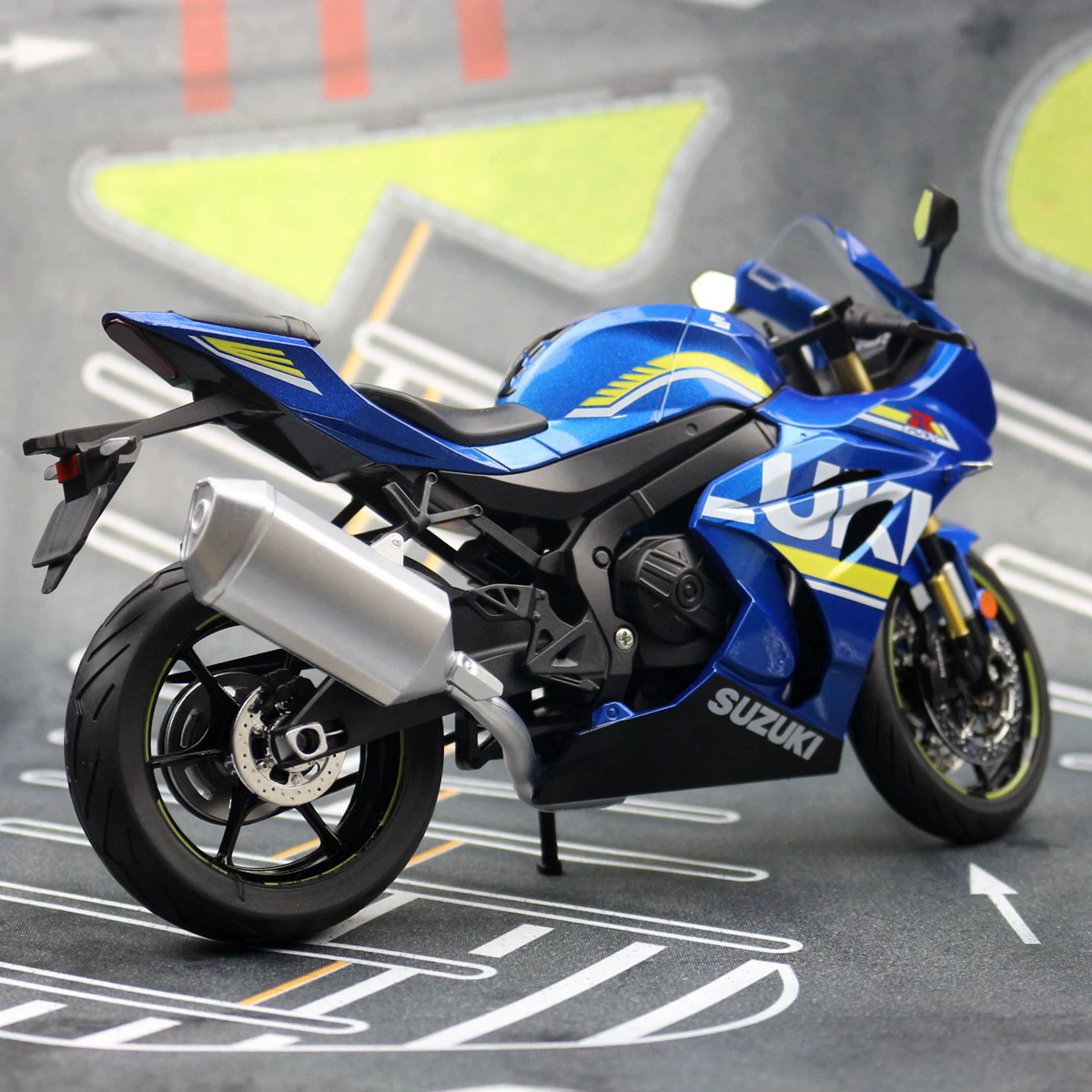 Модель мотоцикла 华一 1/9 Suzuki GSX-R1000R с подсветкой, светлая станция, коллекционная потеря локомотив