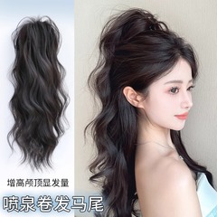 滝の半分は高いポニーテールのかつらを挟んでいます。