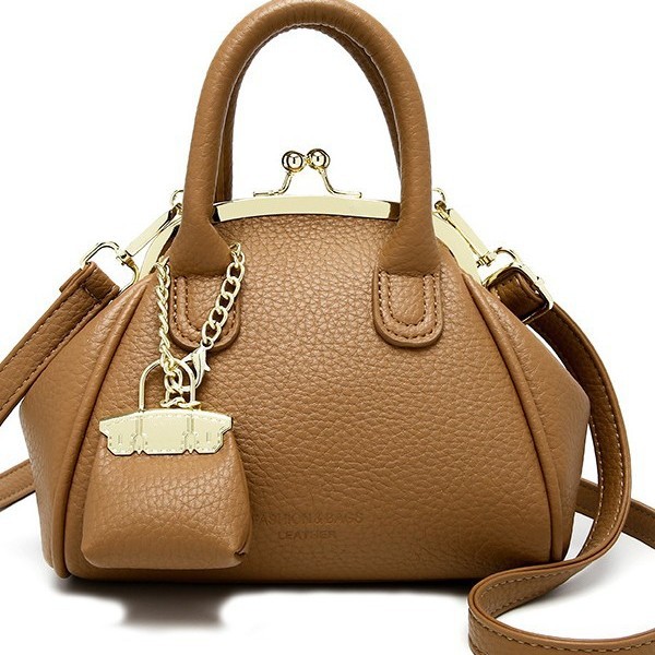 Venta al por mayor primavera y verano nuevo estilo bolso femenino retro bolso de clip bolso de mano moda todo fósforo bolso pequeño de mensajero de un solo hombro femenino