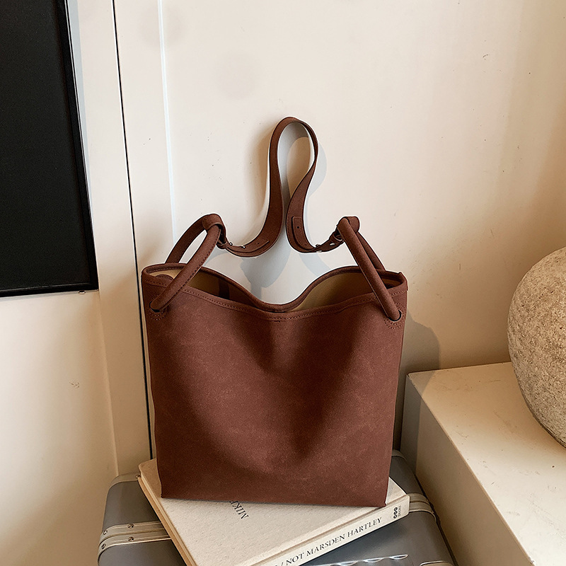 跨境复古绒面大容量水桶包女潮流时尚通勤单肩包新款百搭手提包包