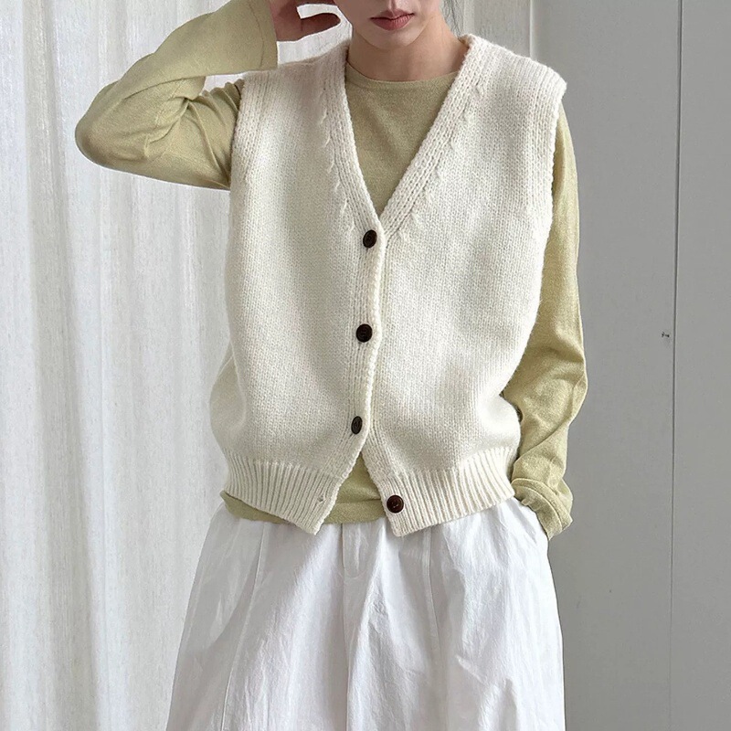 Japanese-Style Niche Sleeveless 100% Pure Wool Knit Single-Breasted Vest, Loose and Lazy Style, Thickened Layering Top Japanese-Style Niche Sleeveless 100% Pure Wool Knit Single-Breasted Vest, Loose and Lazy Style, Thickened Layering Top