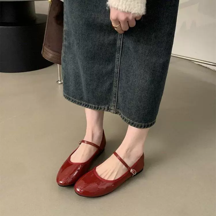 Retro patent leather light mouth single shoes 2025 spring new light mouth round toe buckle single shoes simple solid color Mary Zhen shoes