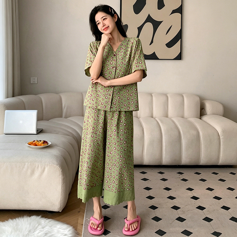Korean-style chic pajama set for women with floral V-neck short sleeves and lace-trimmed cropped pants, loose-fitting for home and outdoor wear Korean-style chic pajama set for women with floral V-neck short sleeves and lace-trimmed cropped pants, loose-fitting for home and outdoor wear