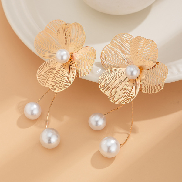 three dimensional universal earrings with tassels