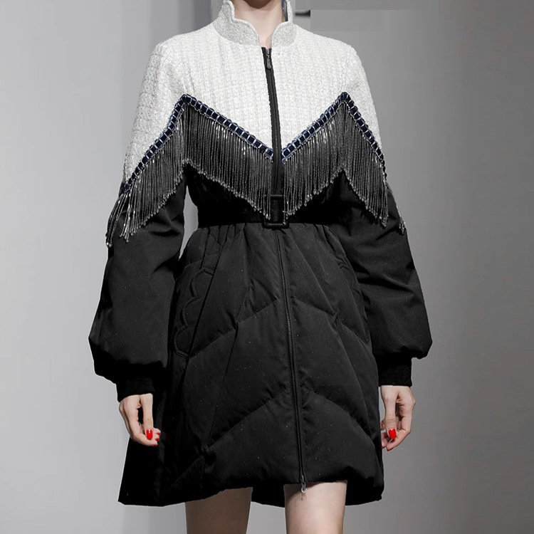 冬の婦人服の新型は色にぶつかって腰の中の中の長いタイプの白鴨の羽毛ジャケットの青い厚いパンの服のコートを収めます。