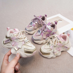2024年春の新型子供のお父さんの靴の子供の靴の女の子は軽くて高くなります。