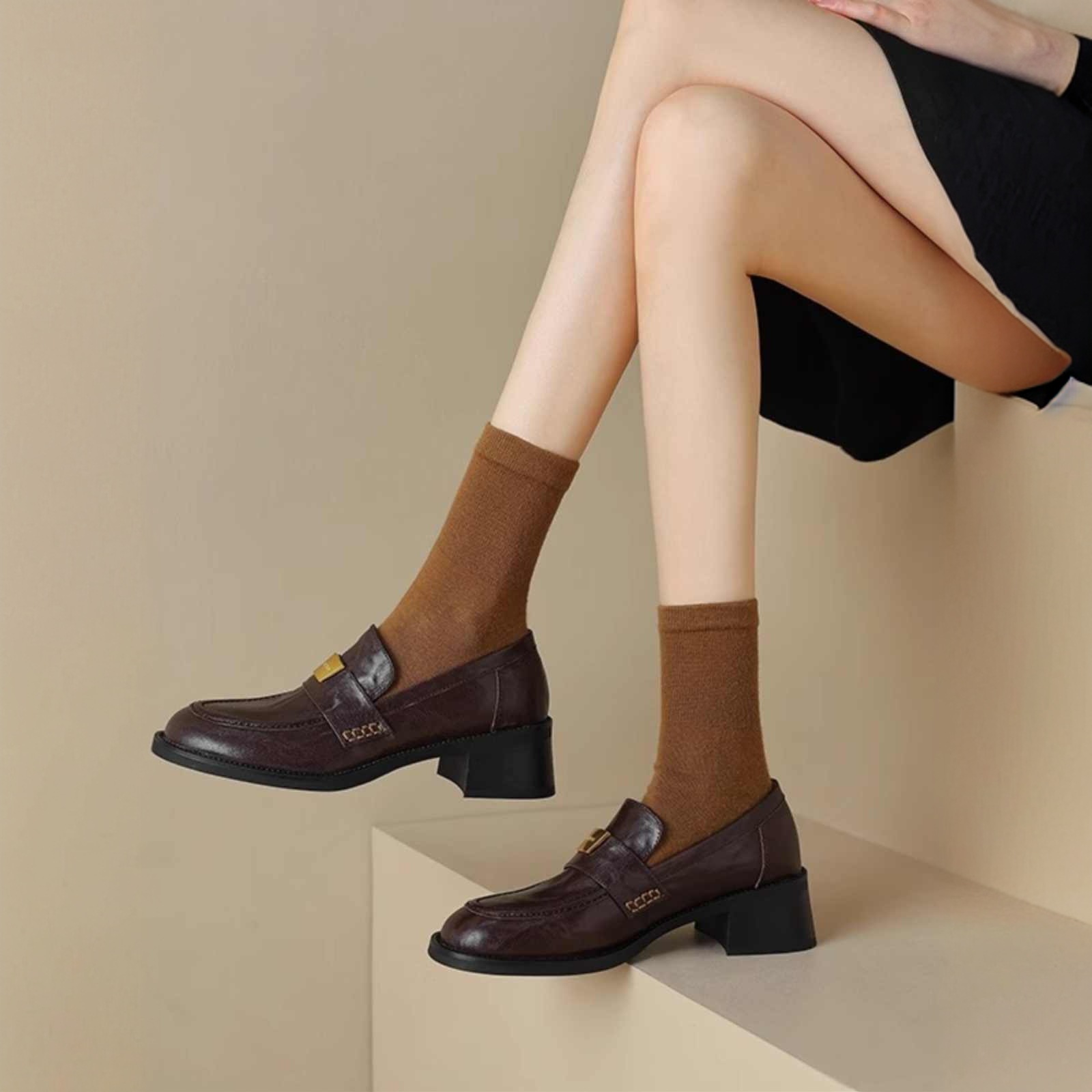 Mocassins retro pretos com salto grosso estilo francês_voghion.com
