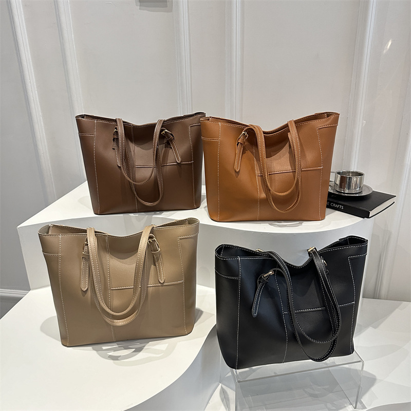 Bolsa de mujer de gran capacidad de textura de viaje de primavera 2025, nuevo bolso de hombro retro empalmado bolso de brazo portátil