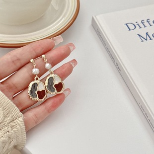 Oil painting retro Hong Kong style irregularity color Baroque pearl earrings female French niche temperament fashion ear clip