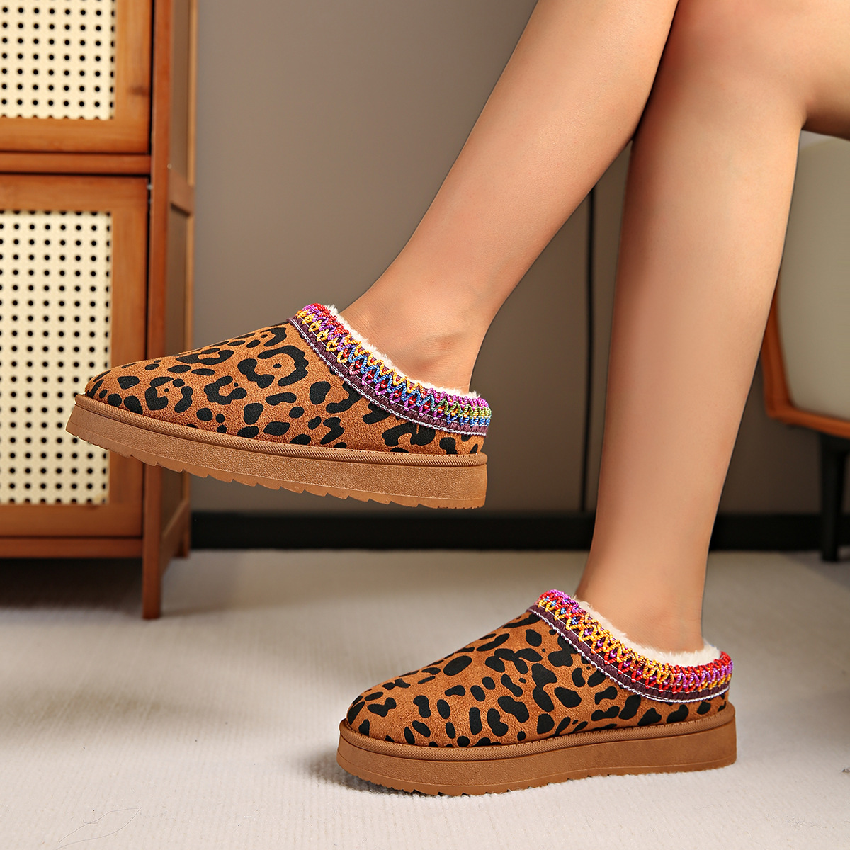 Demi-season insulated slippers for leisure platform