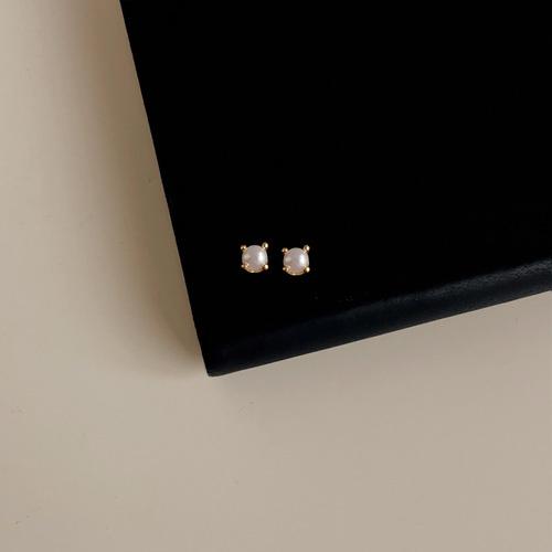 No need to take off small geometric earrings when sleeping, Japanese and Korean simple and fashionable love earrings, exquisite, high-end and versatile earrings