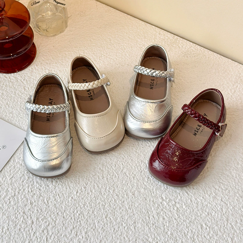 Принцесс туфли для девочек Маленькие кожаные туфли для детей весной 2025 года иностранные маленькие девочки серебряные туфли для сцены Мэри Джейн