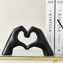 P 40888 Love gesture resin ornament ����������֬�ڼ��羳