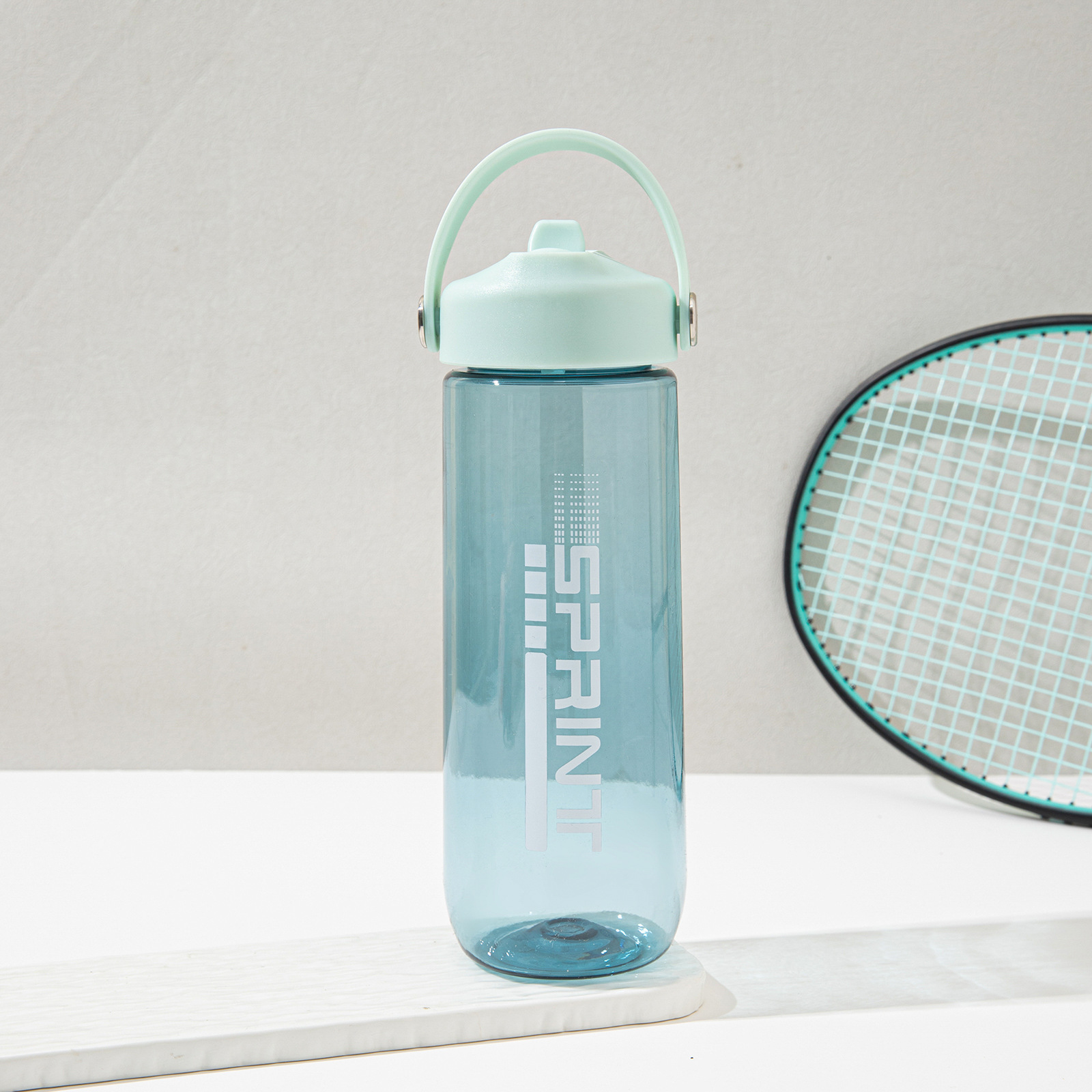 Nuevo taza de agua deportiva al aire libre resistente a altas temperaturas al por mayor de alto valor facial de taza casual de estudiantes con taza de plástico de bebida directa con escala