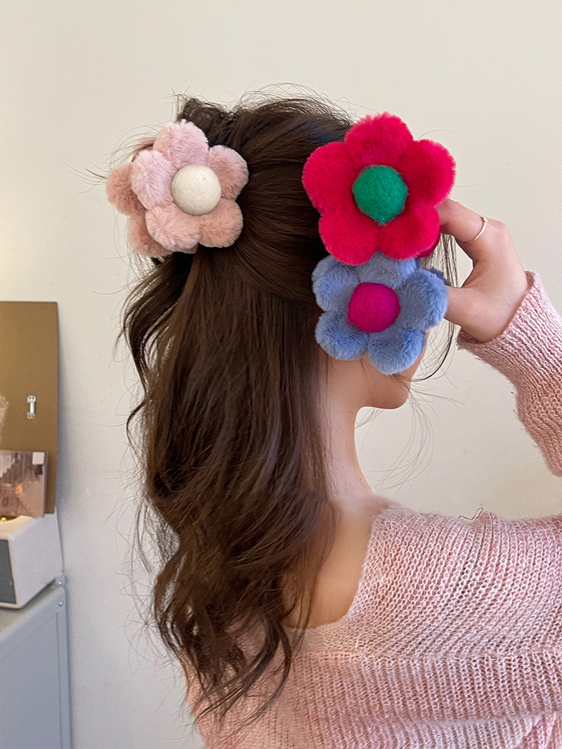 Pastoral Flower Plush Hair Claws display picture 2