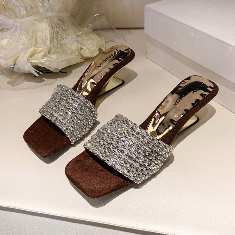 Sandalias francesas de verano 2026 nuevas faldas de diamante de temperamento de tacones súper altos