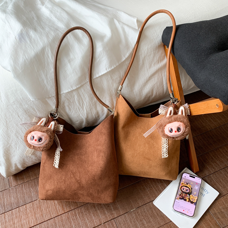 Bolsa de mano simple, bolso de hombro de mano, bolso de invierno de mujeres 2025, nuevo estilo universal de alta calidad, bolso de cubo de lujo ligero