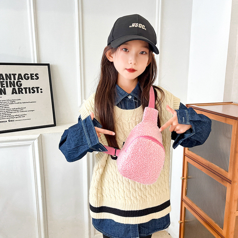 Bolsas de niños al por mayor transfronterizas bolsas de pecho de peluche de color sólido otoño y invierno nuevas niñas al aire libre mochila de hombro