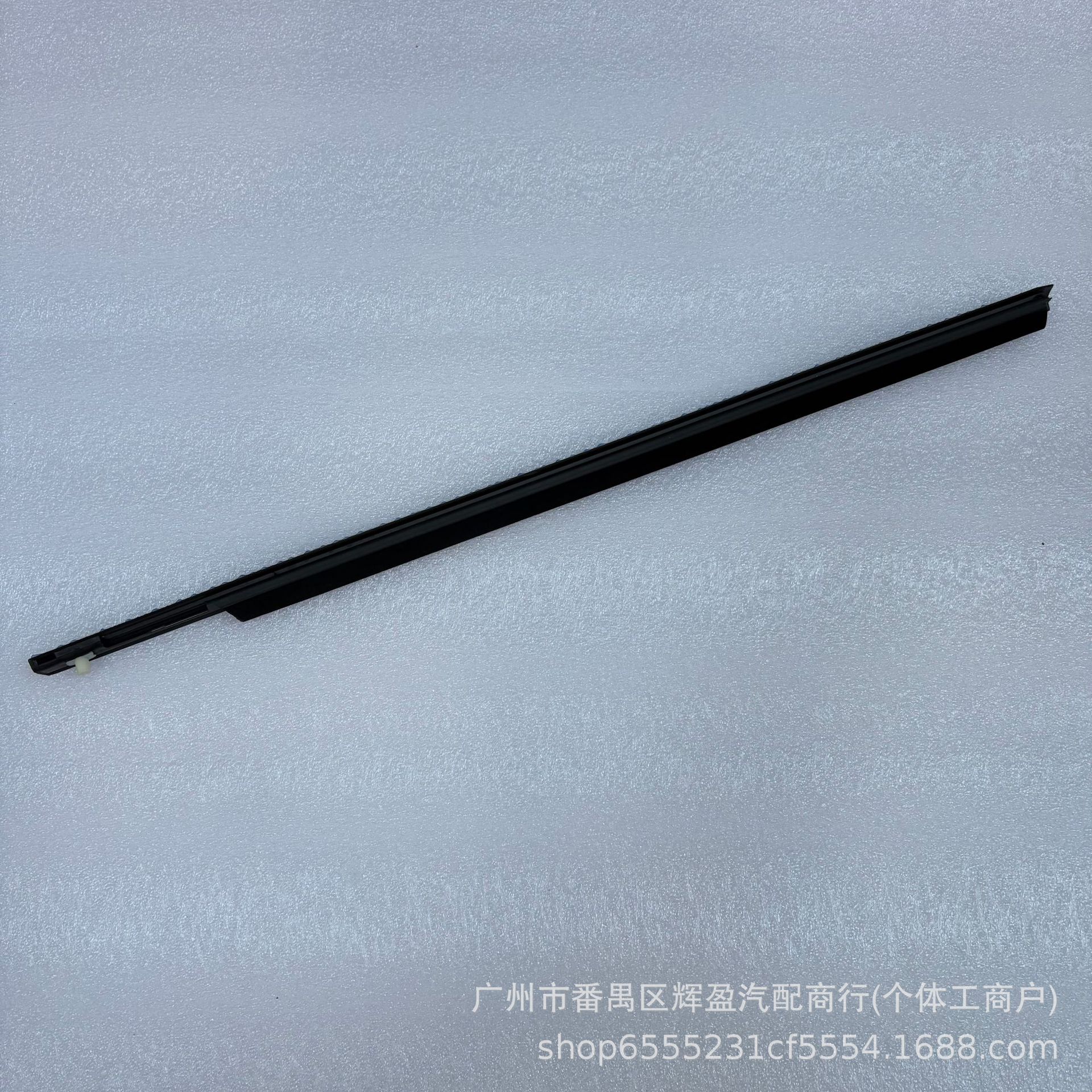 LR001737/LR001738 is suitable for the outer trim of the rear door glass on the Land Rover Freelander II