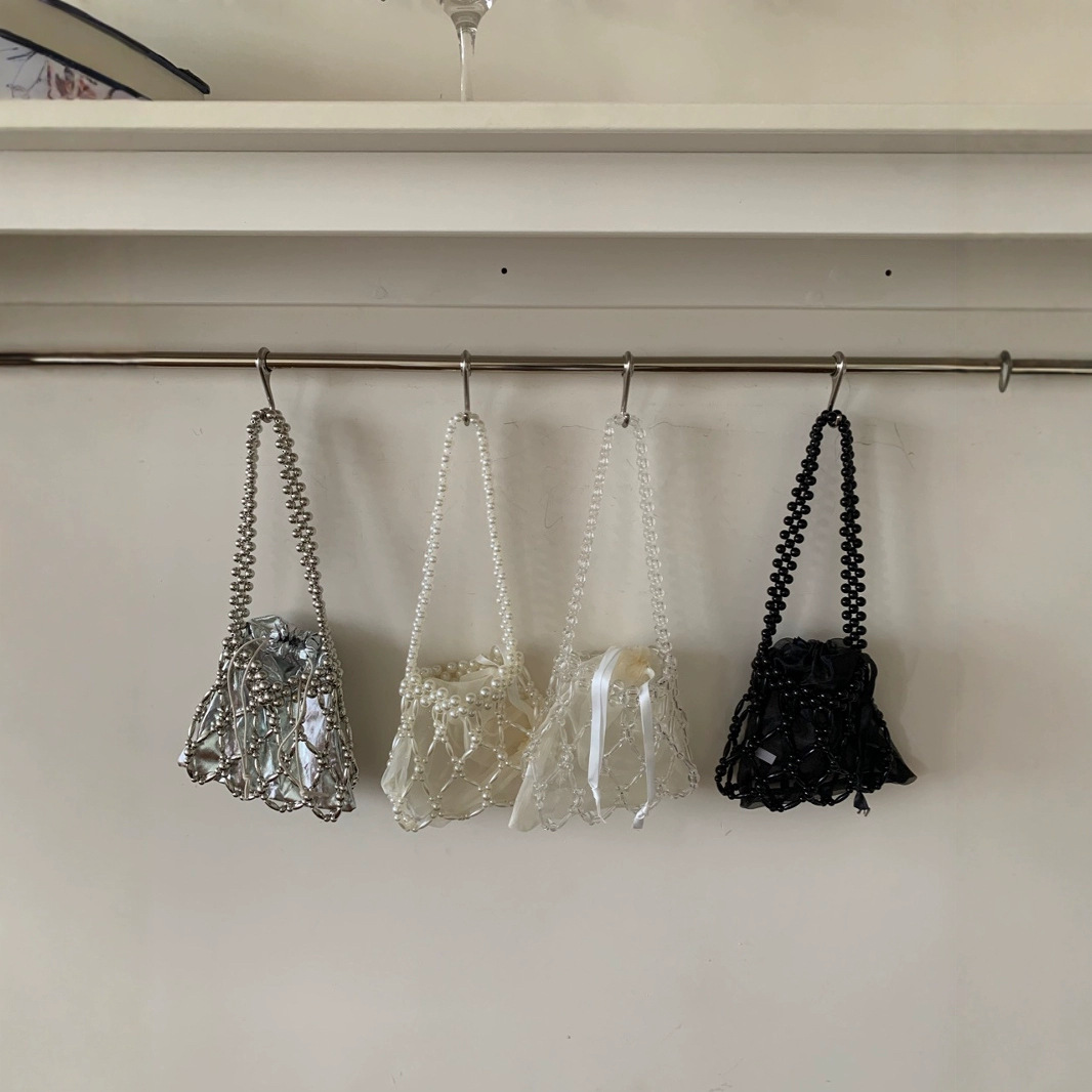 Bolsa feminina artesanal com pérolas vazadas, modelo popular para usar no ombro ou transversal, ideal para ocasiões especiais._voghion.com