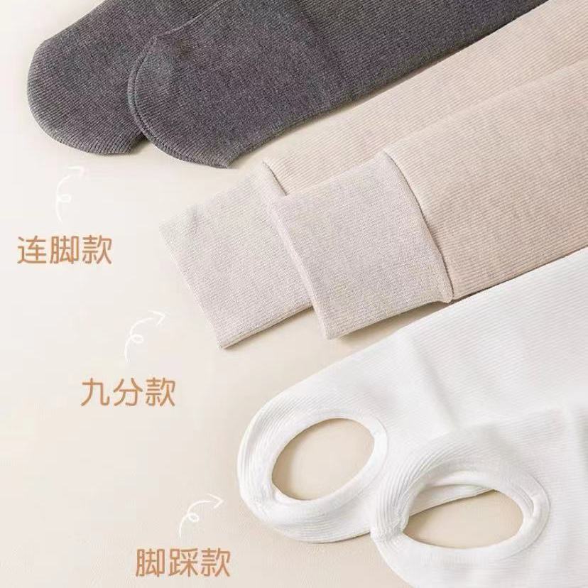 女の子の一体の毛の底のズボンとベルベットの厚い秋冬の大きい子供の縦の条のズボンの靴下の赤ちゃんの厚い毛の外は洋風を着ます。