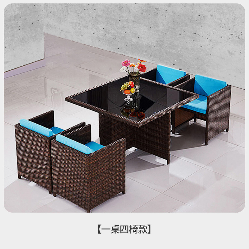 Una mesa y cuatro sillas-1