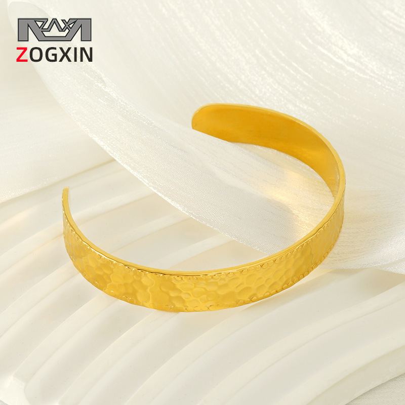 Pulsera de acero de titanio de moda ins europea y americana, pulsera de acero inoxidable con textura retro, joyería chapada en oro en forma de C al por mayor