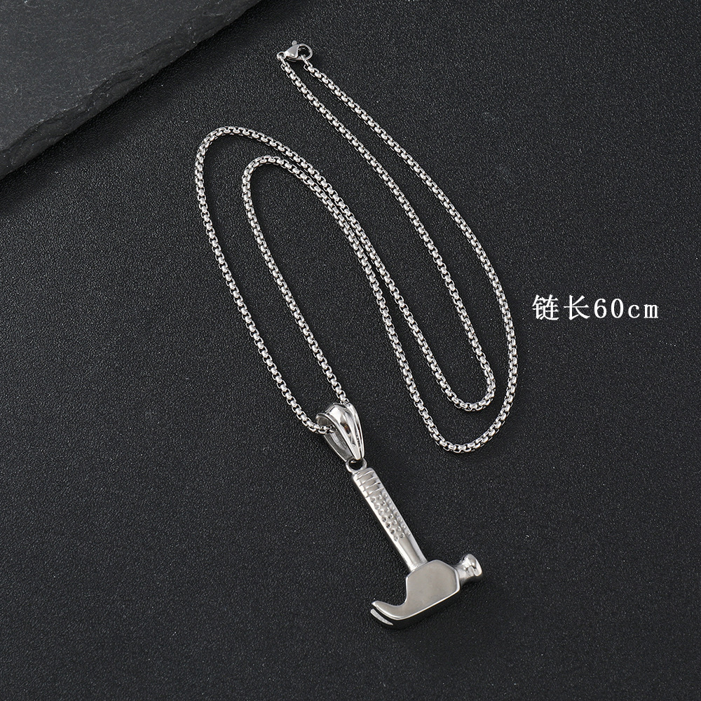 Joyería de fundición de acero inoxidable transfronteriza personalidad exagerada martillo colgante de acero de titanio collar de hombre de moda fabricante