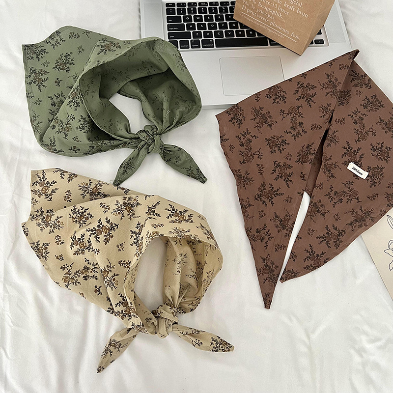 Flores trituradas bufandas de triángulo mujeres otoño invierno decoración universal bufandas de seda bufandas al por mayor en el sistema de bosques pequeños frescos